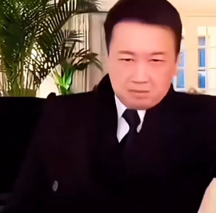 这赖文峰和楚玲这对夫妻怎总拿杨钰莹做话题？真的佩服这对夫妻，做直播拍视频都避不开