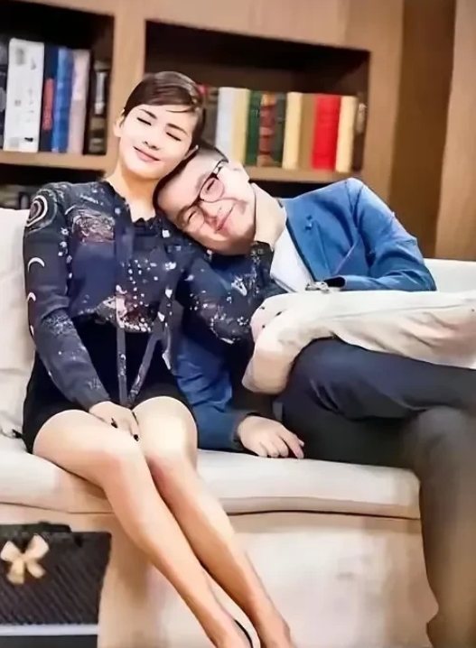 哇塞，刘涛闭着眼睛的样子也如此美丽！画面中的她面容如桃花般娇美，眉如远山黛，肌肤