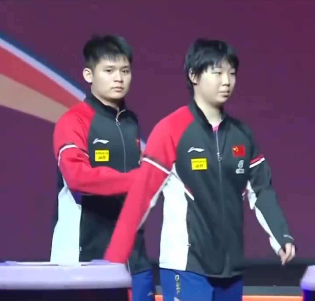 林诗栋蒯曼3-0横扫晋级！2025年世乒赛在卡塔尔多哈开赛，国乒组合林诗栋和蒯曼
