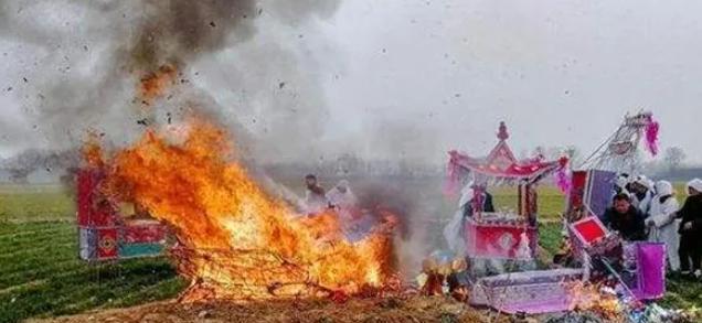 “火葬必须取消！恢复土葬！”北大哲学系教授吴飞呼吁恢复土葬，建议取消火葬，而这一