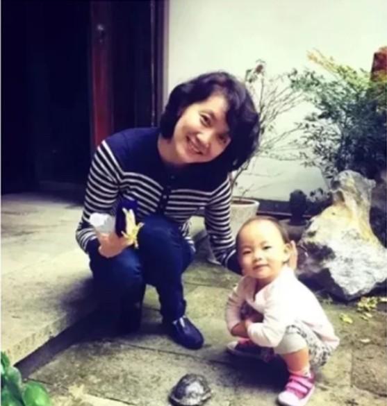 李修平年轻那会是真的漂亮，简直就是国色天香的美。她留着微卷的短发，俏皮可爱的面容