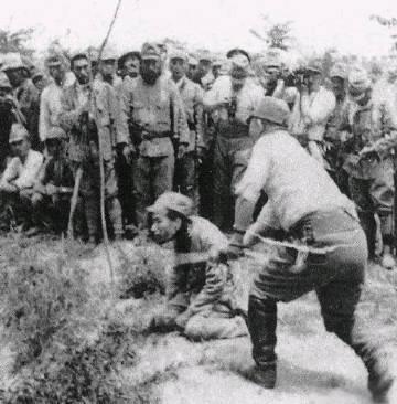 1937年12月13日，日本攻陷南京后，一名身材高大健硕的日本兵，脱去外套，正在