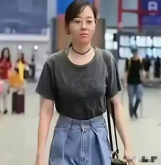 张靓颖素颜亮相机场被抓拍，网友：和普通人差不多 舞台上妆化太狠