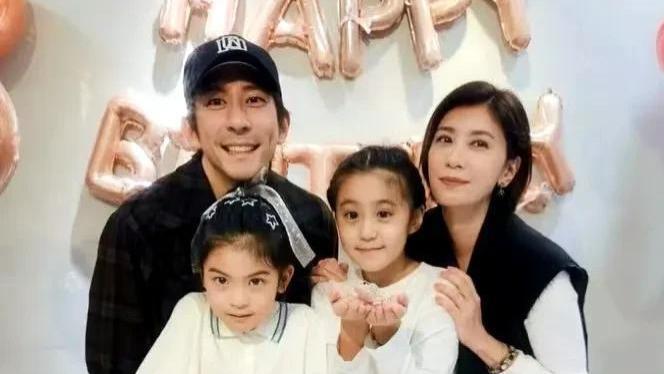 贾静雯一家为8岁波妞庆生，波妞满口龅牙，咘咘比波妞长得漂亮