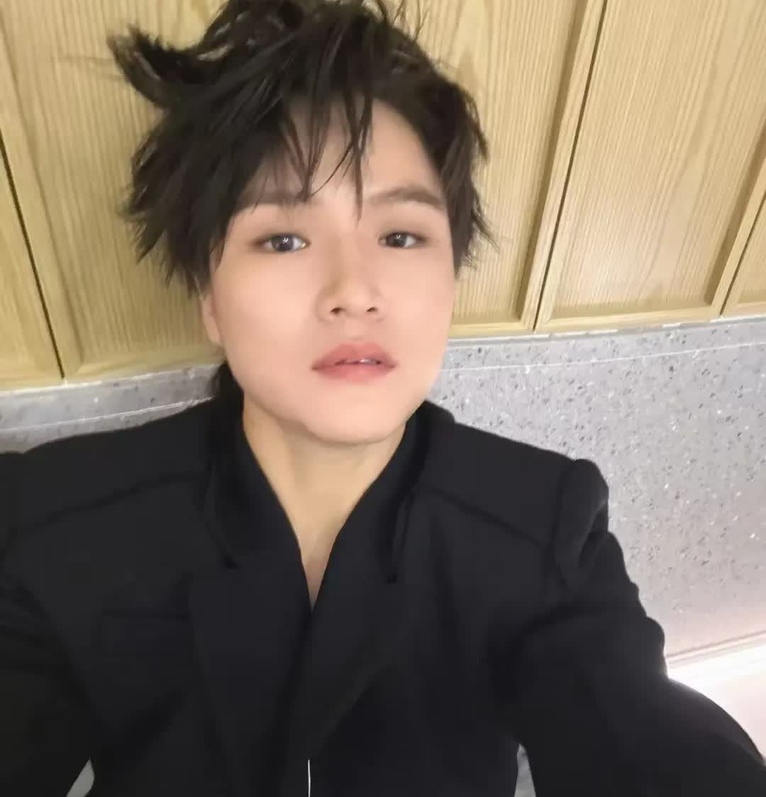 张伟丽的自拍照，其实捯饬捯饬，也蛮小女人的，挺漂亮的。