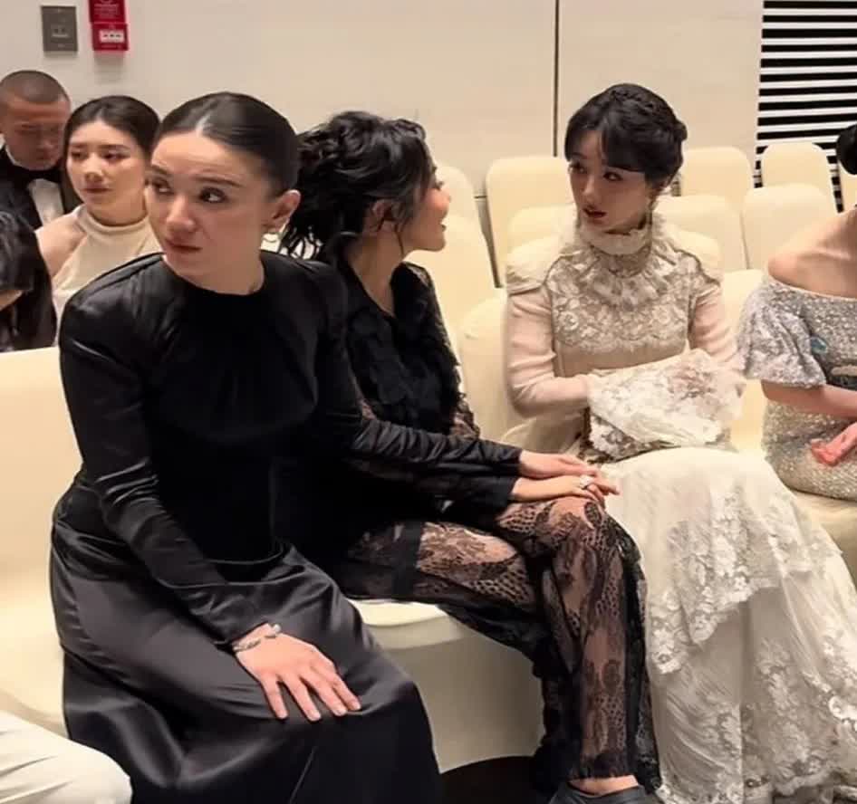 小宋佳，
嫁出去以后，是不是有点太松弛了
在白玉兰奖后台，众目睽睽之下，竟然