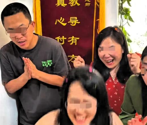 高考刚一结束，一位老师查到自己学生成绩是0分，却当场乐疯了，像个孩子一样跳起来，