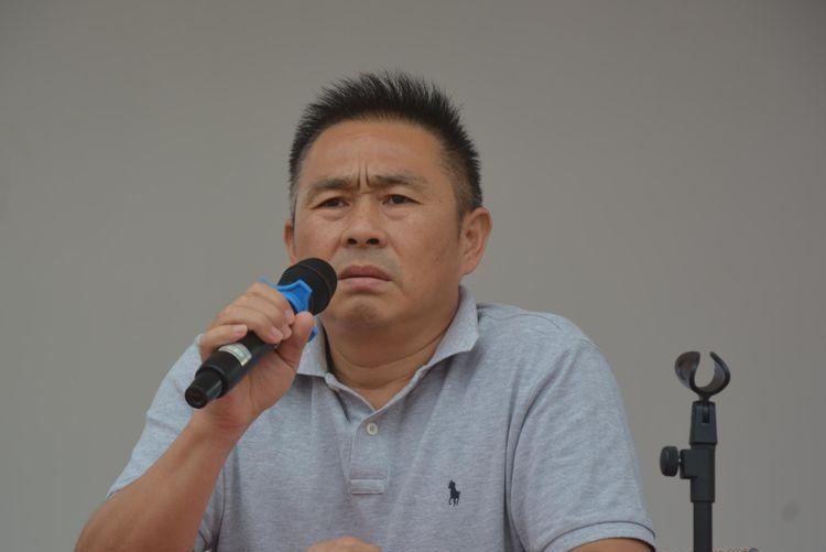 蒙城中学的校长于自国在开学典礼上面振振有词，谈着廉政师德，现在的老师有些失去了师