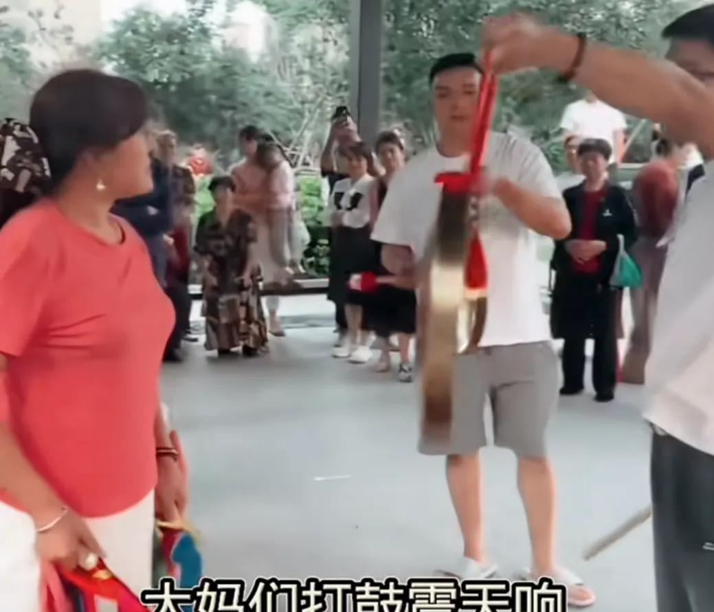 豪横之人遇见狠人了！大妈打鼓跳舞，扰民程度不一般…
楼上居民也是狠人，竟然敲打铜