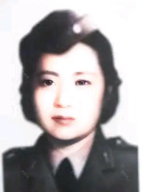 1951年，叶亚华在澳门街头要饭无果，无奈在牌子上写道：“我是抗日名将王铭章的遗