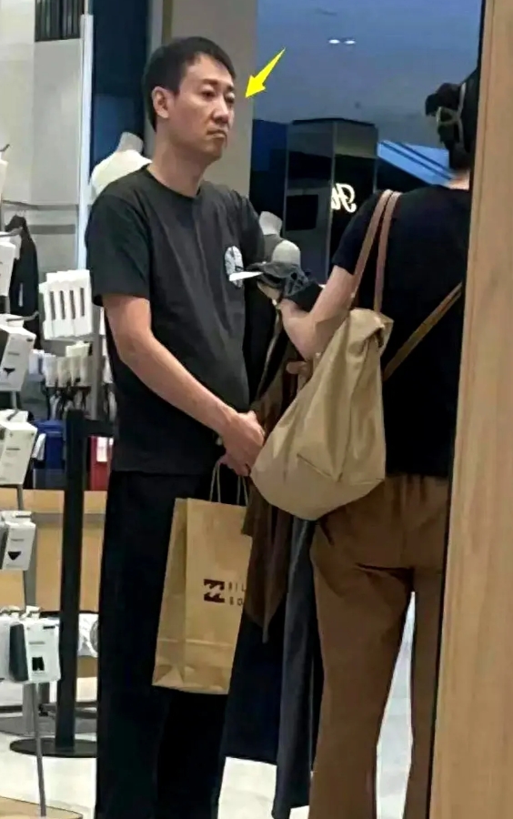 难怪去年一家人在澳洲逛街被拍，辛柏青脸上阴云密布，望向妻子的眼神暗淡忧郁，现在想
