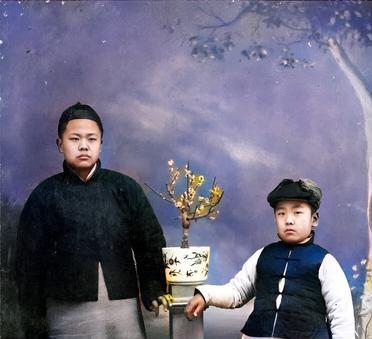 这是1913年，16岁的才子傅斯年与7岁的弟弟傅斯岩在一起。这一年，傅斯年考入北