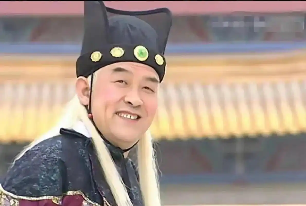 当年在李建义小的时候，姑姑带他回家，爷爷恰好送一位老人出来，李建义礼貌地喊了一声