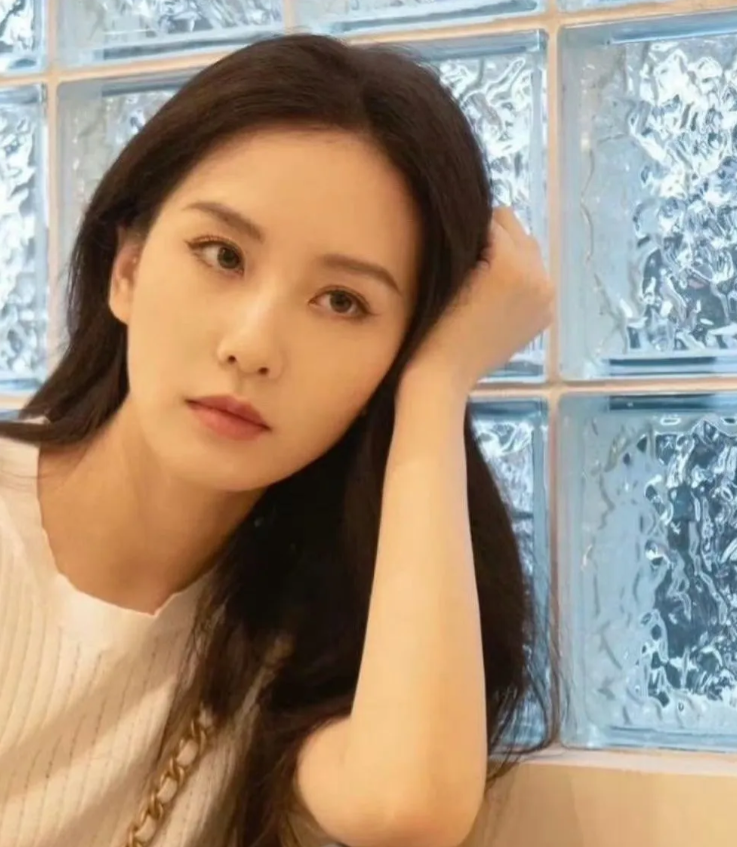 刘诗诗面相变了!
说不清哪里变了，就是跟以前不一样了，中庭变形，眼梢上挑眼神也变