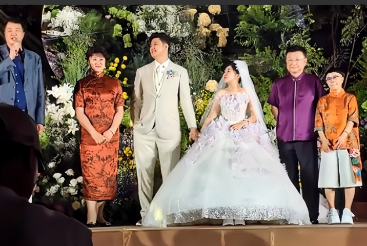 终于明白了，
为什么金龟子在女儿婚礼上穿着大裤衩，
绝对不是为了与众不同，也不是