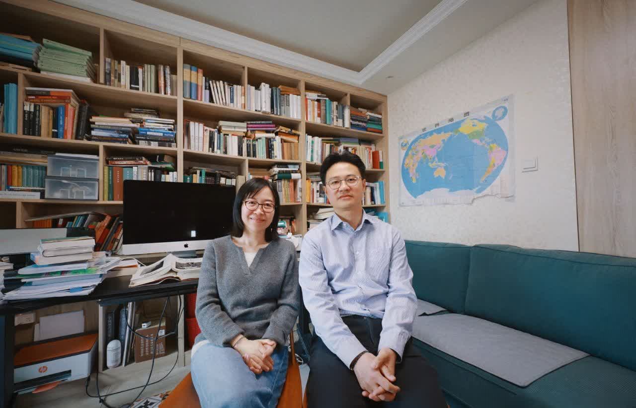 【北大学生情侣→北大学者夫妻，走进他们的书房】在北大，有这样一对学术伉俪。他们是