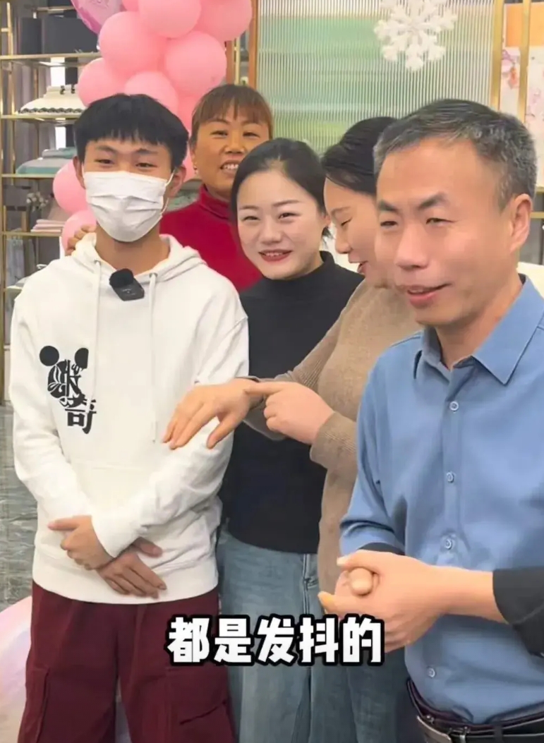 众多被拐回家的孩子中，申聪是最不可思议的那个。
1.申聪1岁被邻居入室抢走拐卖，
