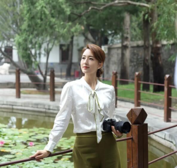 见过美的，真的没见过这么美的女主持人，她的脸巨小，身材又苗条，40多岁了，感觉比
