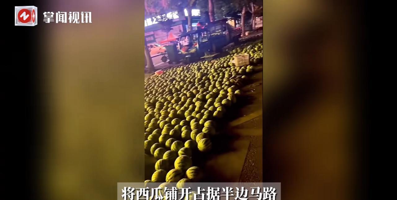 “大快人心！”7月7日，河南商丘，一位大爷开车带着西瓜售卖，没想到竟直接把西瓜摊