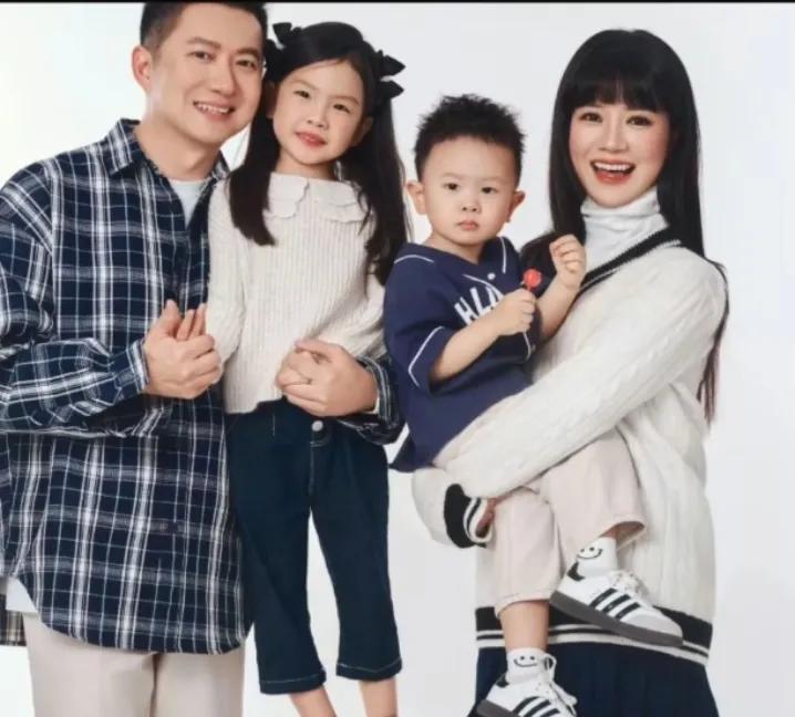央视少儿节目主持人红果果和绿泡泡泡与一双儿女的一张全家福，他们俩当年在主持节目中
