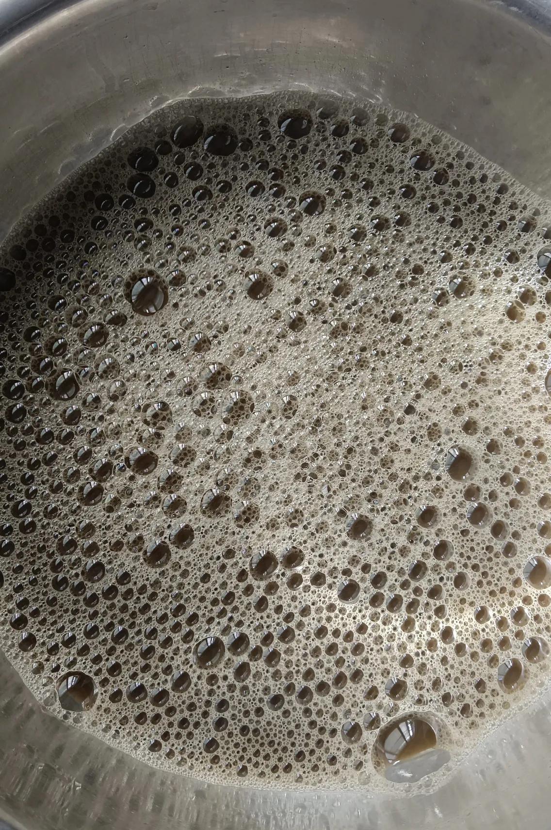 小六说在学校里，一直用皂基做的防脱发手工皂洗头，虽然不掉发了，但头皮痒。
小六回