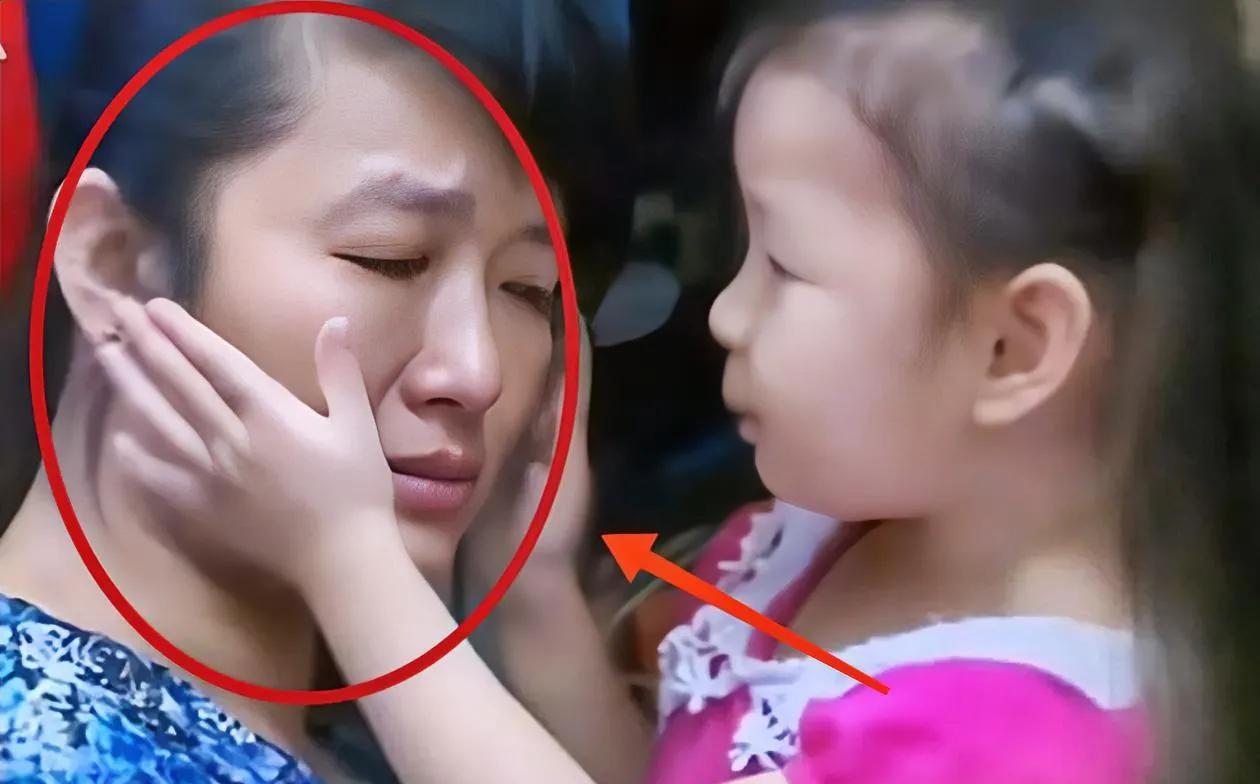 发现没有？真的挺奇怪的，
谢浩男走丢的时候，女儿和妈妈感情这么好可是现在都避而不