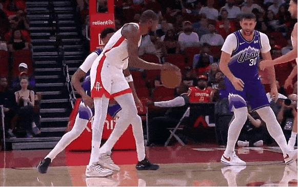 火箭当家球星杜兰特真是太无解了！NBA季前赛，火箭对阵爵士的比赛第一节，阿杜顶着