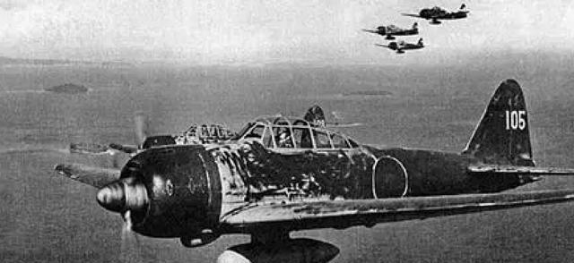 1943年山东栖霞，20名八路军正在吃饭。突然3架敌机俯冲而来，班长慌忙大喊：“