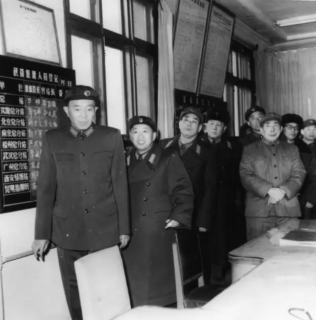 1964年全军学空军。左起罗瑞卿，刘亚楼，许光达，赵尔陆，姚喆。