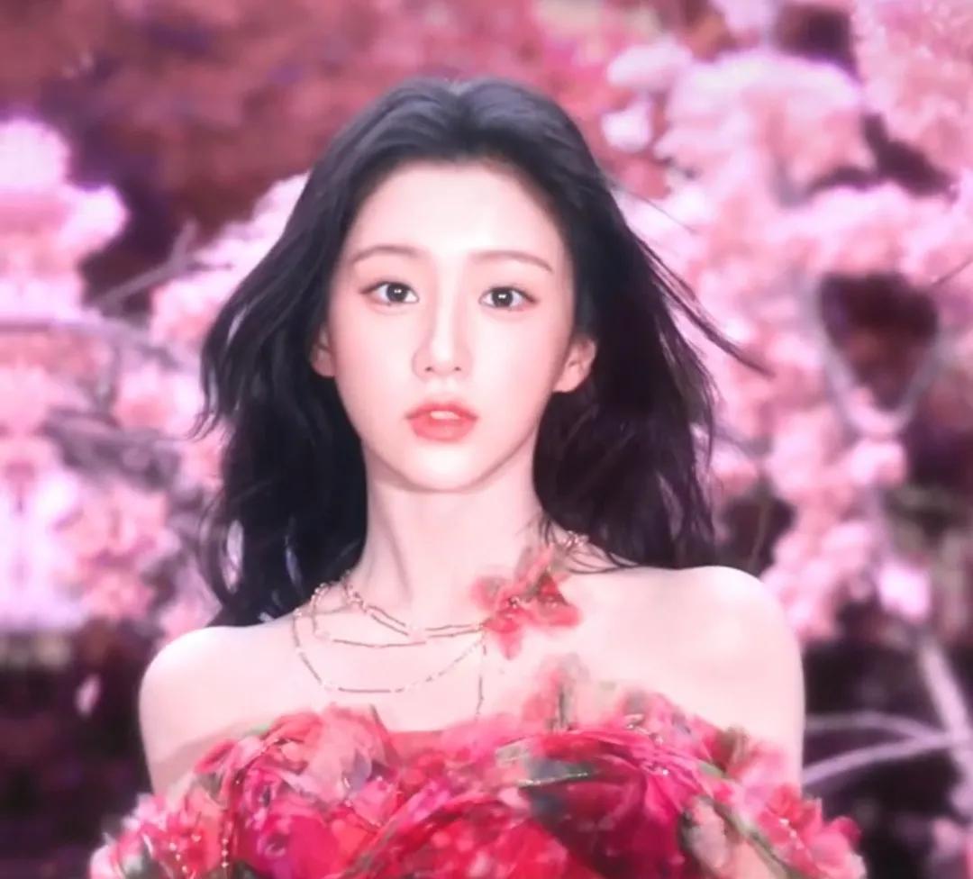 这个包上恩太美了 以前看过她的花朝秋月夜 美死了……怎么现在才知道两个小时前还是