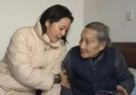 2008年，倪萍99岁的姥姥病危，医生问：“要不要上呼吸机？”倪萍坚定回答：“不