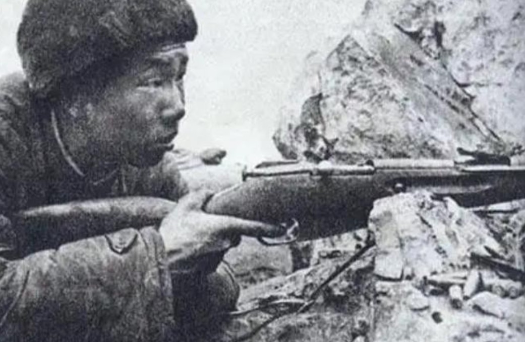 1953年，美国顶级狙击手艾克上校在一次射击中打中了一名志愿军战士，让其掉进了壕