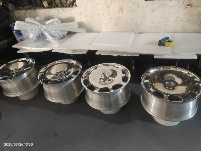 轮毂翻新改色
轮毂翻新，电镀六百，抛光四百，拉丝喷漆三百 ，失圆裂口修复一百，卡