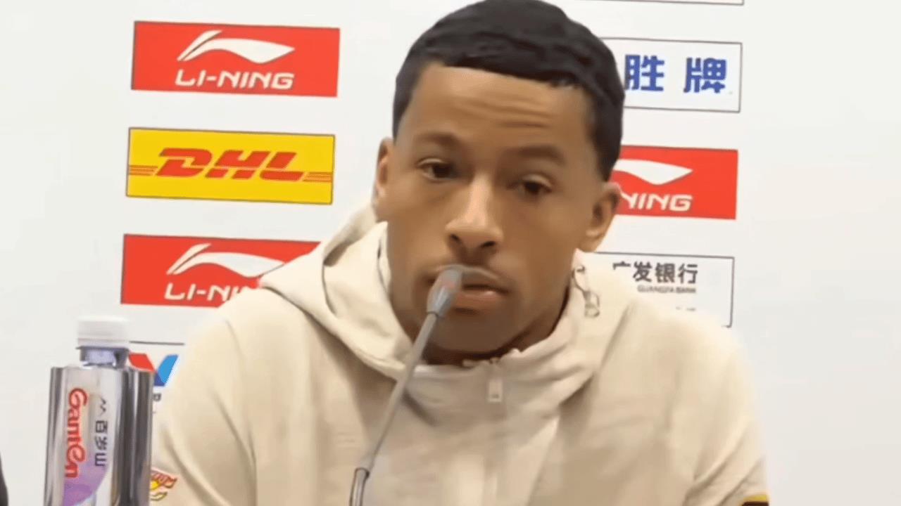 伯克是一个不拘言笑专注比赛的球员，但他笑起来真好看，有让人如沐春风的感觉，特真诚