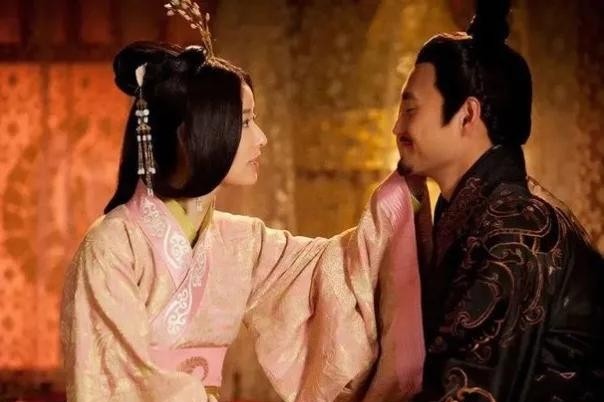 公元88年，汉章帝刚驾崩，窦太后在丧礼上见都乡侯刘畅生得器宇轩昂，不仅怦然心动。