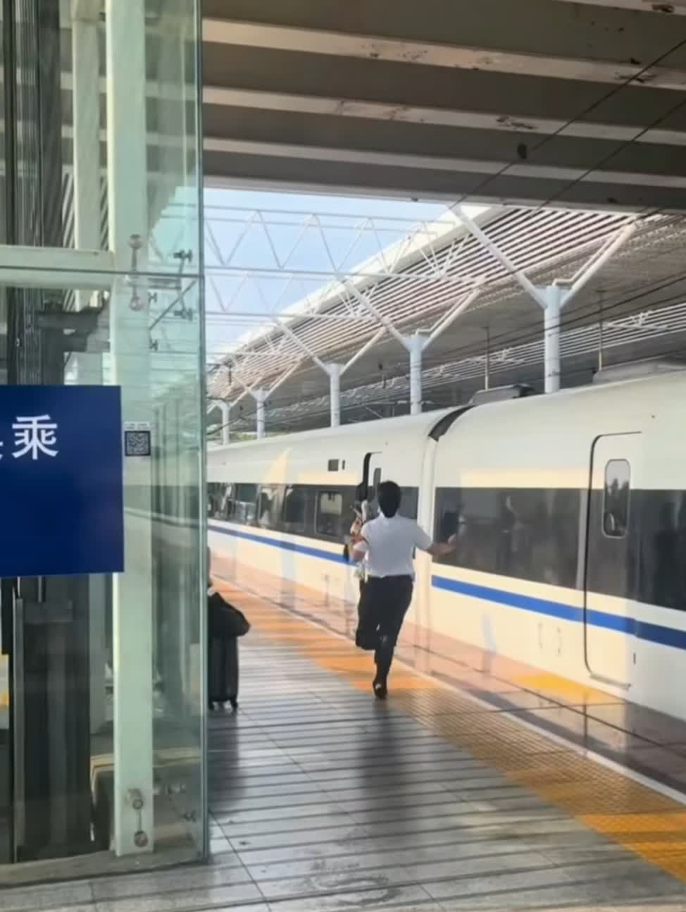 高铁再现堵门情景？

5月16号，株洲西站一名女乘客，不知何故，被高铁车门夹