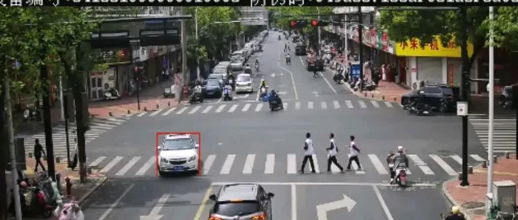 今早右转刚过路口，短信就叮一声“您违反禁令标志，扣1分罚200” 我当场在驾驶座