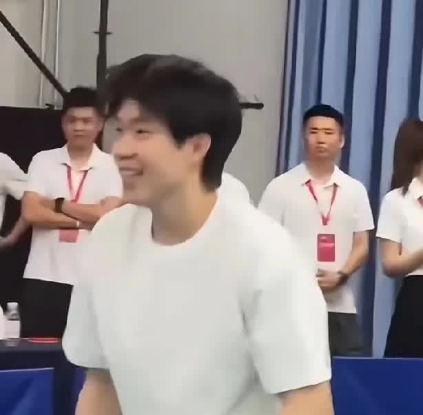 谁懂撩头发的那一下
自从某人说，头发放下来帅
他的额头好像就再也没有露过

