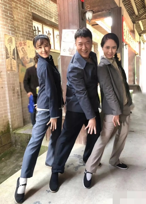 孙红雷挺会整活啊，模仿两个女生的芭蕾舞动作，简直惟妙惟肖！站在他左边的这个女生看