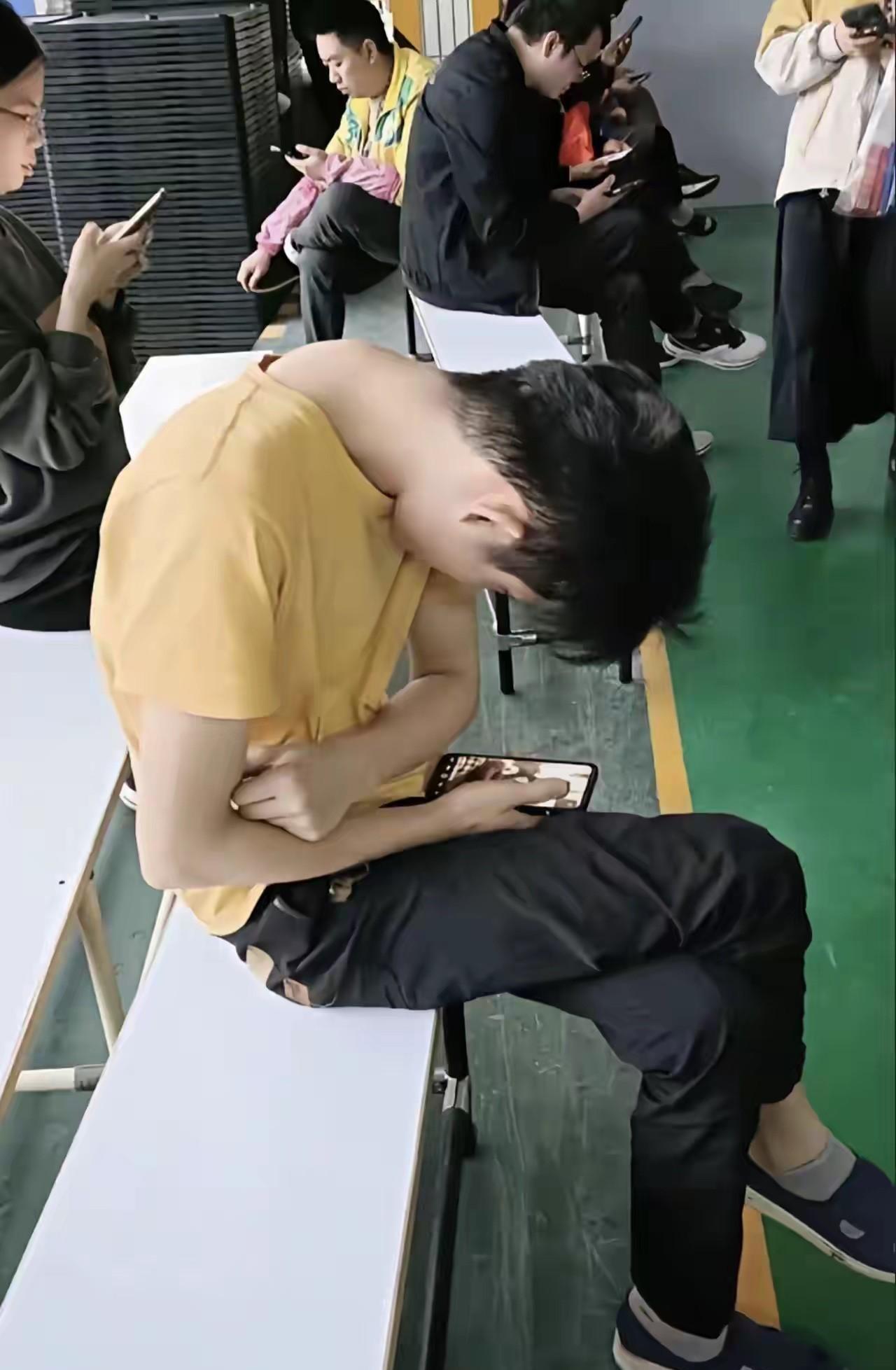 如果说这孩子手里拿的，是一本学习资料的话，那么他将来不是上清华就是上北大了吧？