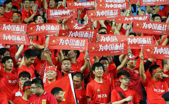 中超联赛死了。
目前耐克、中国平安、青岛啤酒、蒙牛等一系列企业，在谁赞助就抵制谁