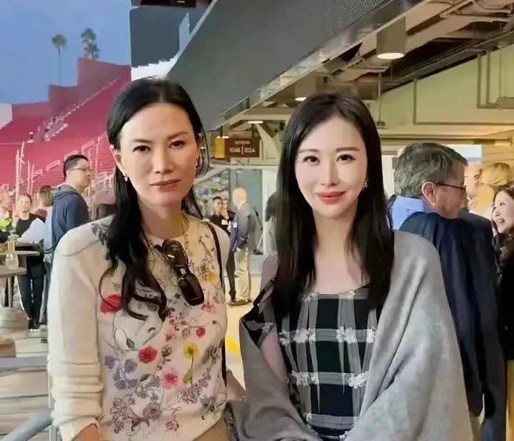 有钱真好，57岁的邓文迪比年轻时还好看，田朴珺和她站在一起看不出她们之间有13岁