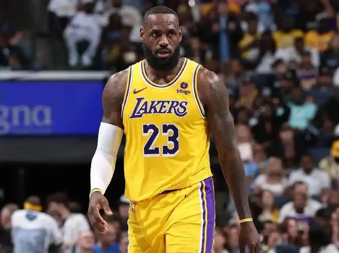 为什么詹姆斯全明星票数如此凄惨？
詹姆斯打的时间太长，大部分球迷年龄基本都在30