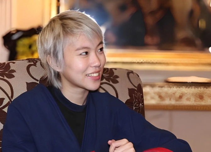 当年，李亚鹏为了能让王菲的女儿窦靖童进北京四中，在学校门口苦等了校长三个小时，始