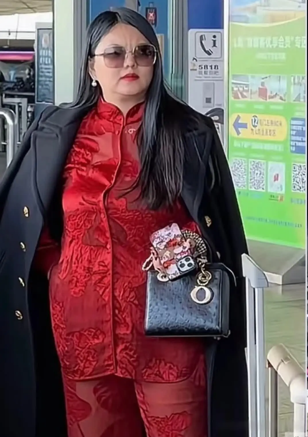李湘穿搭气场足 体型引关注