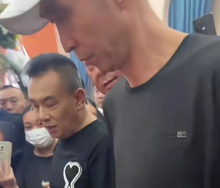 杨少华去世，杨议在葬礼上坐着敲鼓，旁边站着几个人敲锣。
第一次见这样的风俗，用