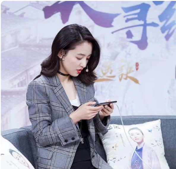在娱乐圈的璀璨星河里，吴倩宛如一颗独特的星星，散发着迷人光芒。她的夏日写真中，身
