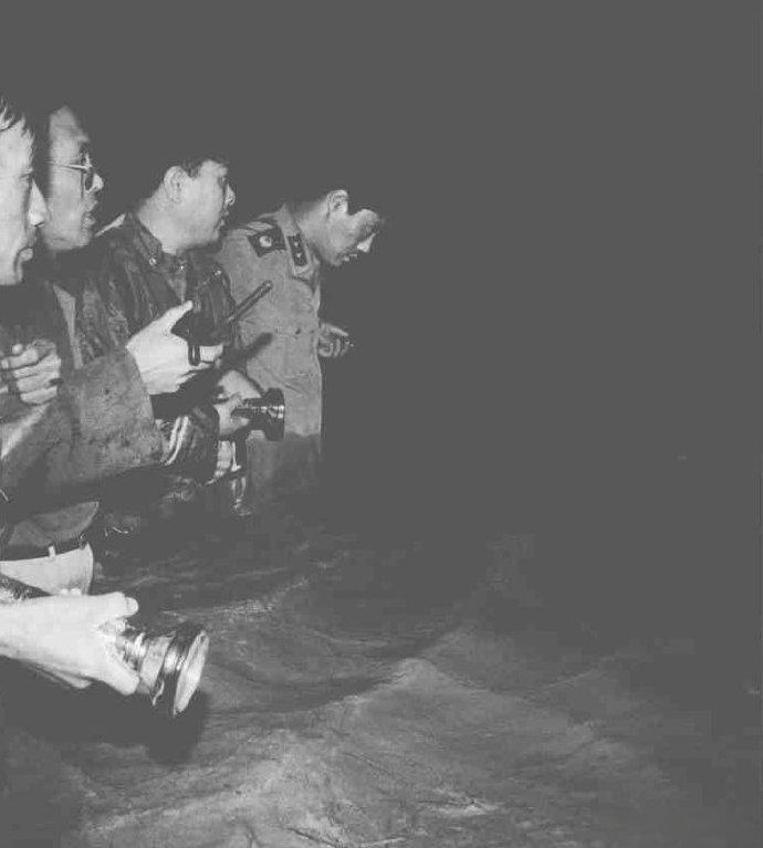 这张照片曾获得1994年，年度中国新闻摄影作品金奖，名叫《生命最后瞬间》。
照片