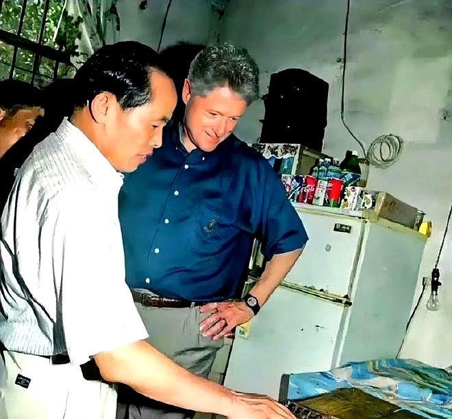 1998年，克林顿访问中国，有一天他无意中走进一家小卖铺，看到老板还在使用算盘算