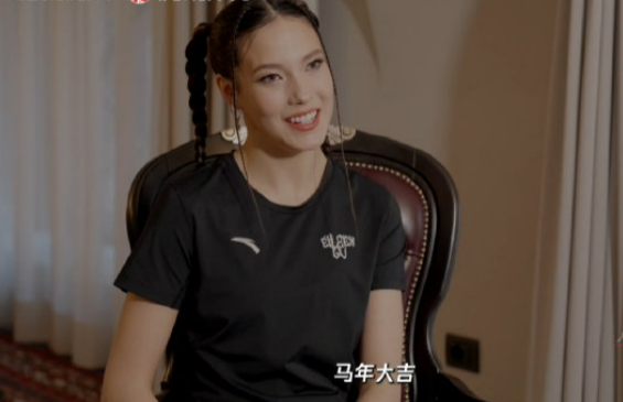 谷爱凌带着热气腾腾的祝福来啦！祝愿大家新年胜旧年，而她的心愿简单又可爱——就想吃